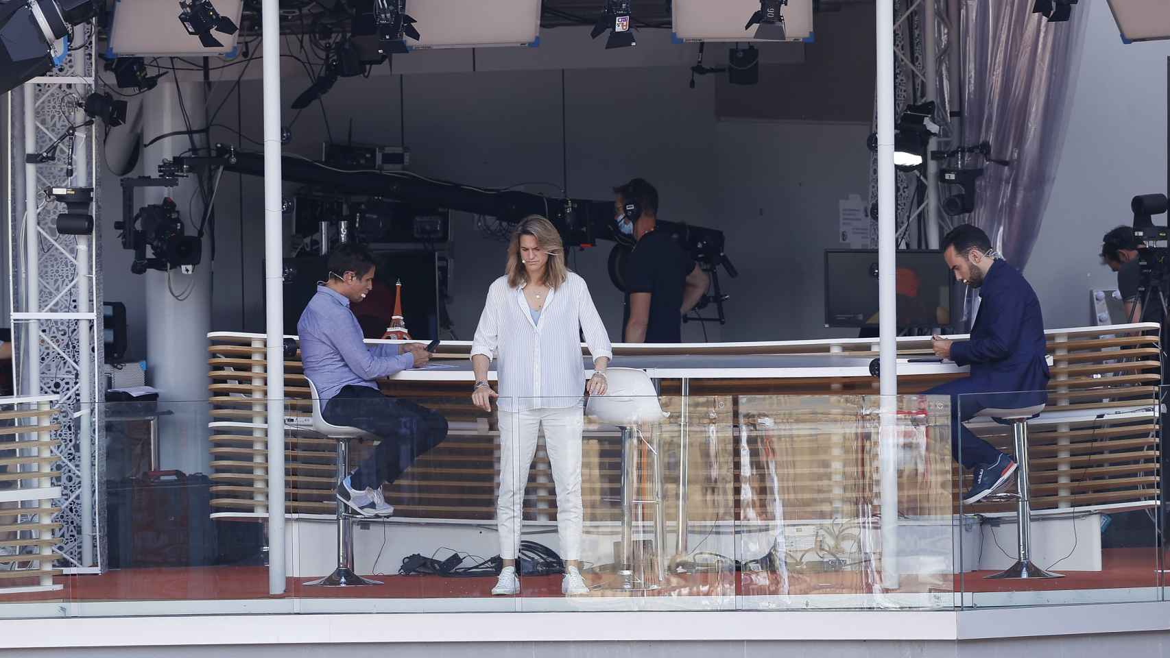 Amélie Mauresmo en las instalaciones de Roland Garros trabajando de comentarista