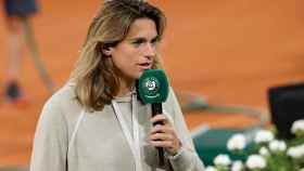 Amélie Mauresmo trabajando de comentarista en Roland Garros