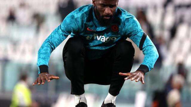 Antonio Rudiger durante un calentamiento con el Chelsea