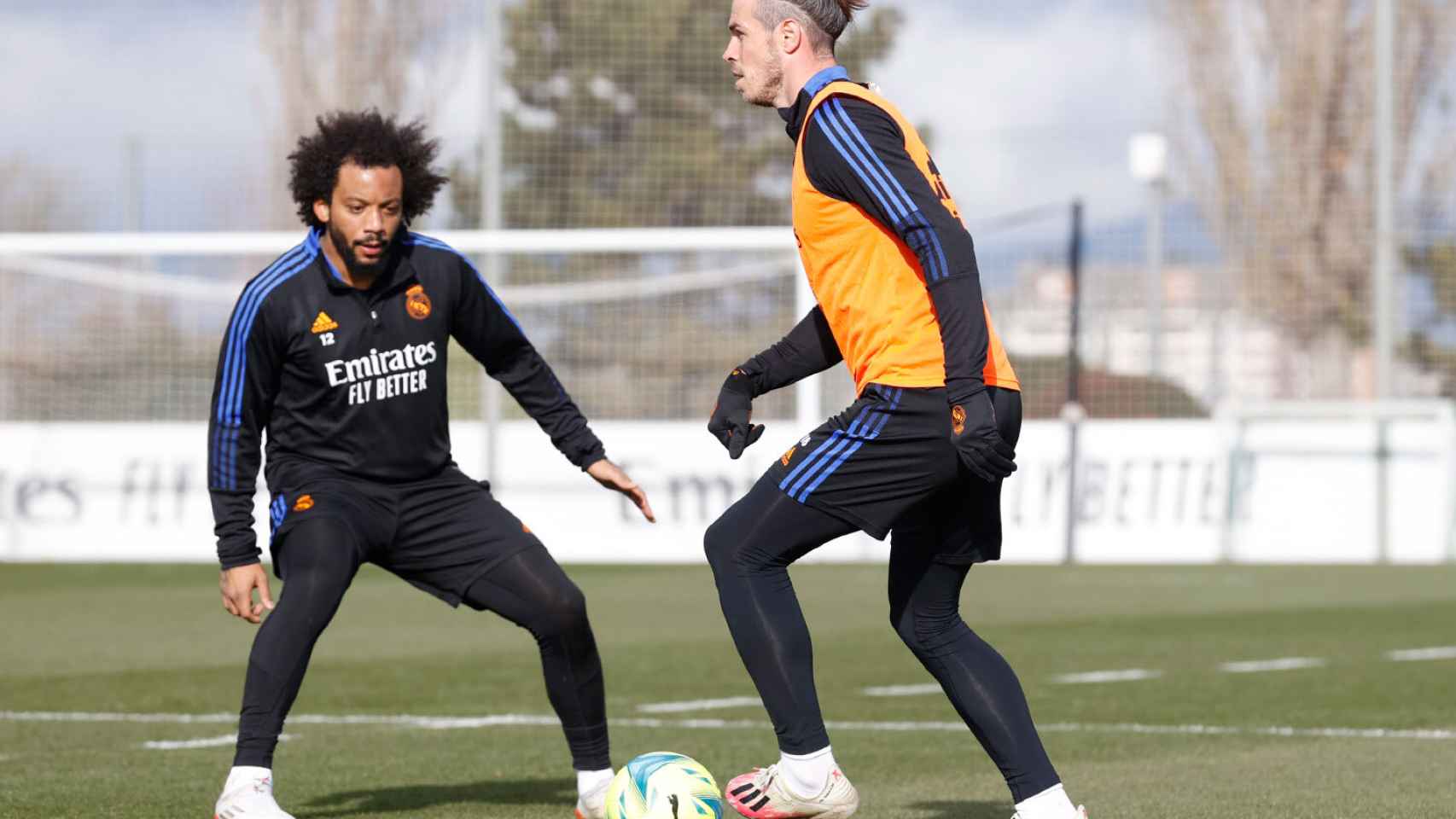 Gareth Bale encarando a Marcelo