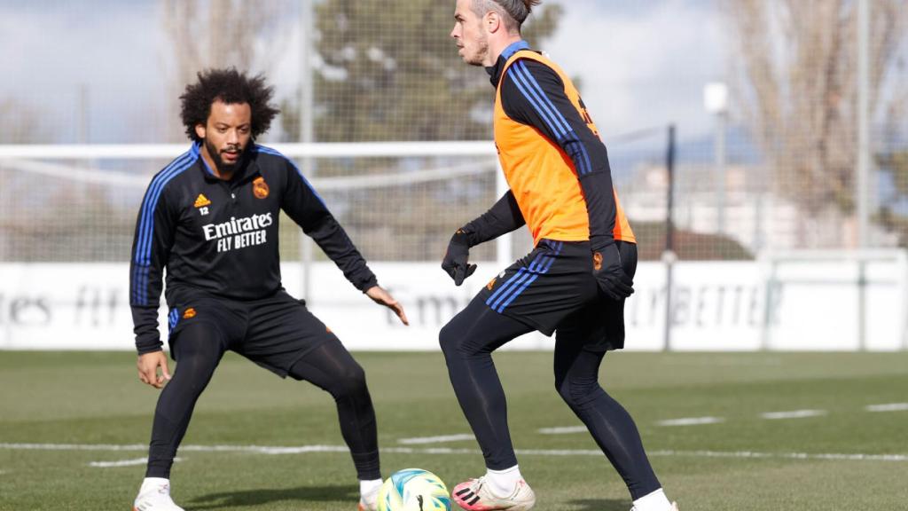 Gareth Bale encarando a Marcelo