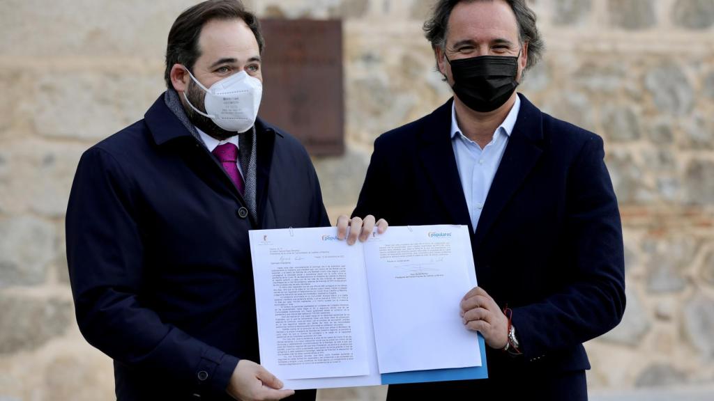 Paco Núñez a las puertas del Palacio de Fuensalida.