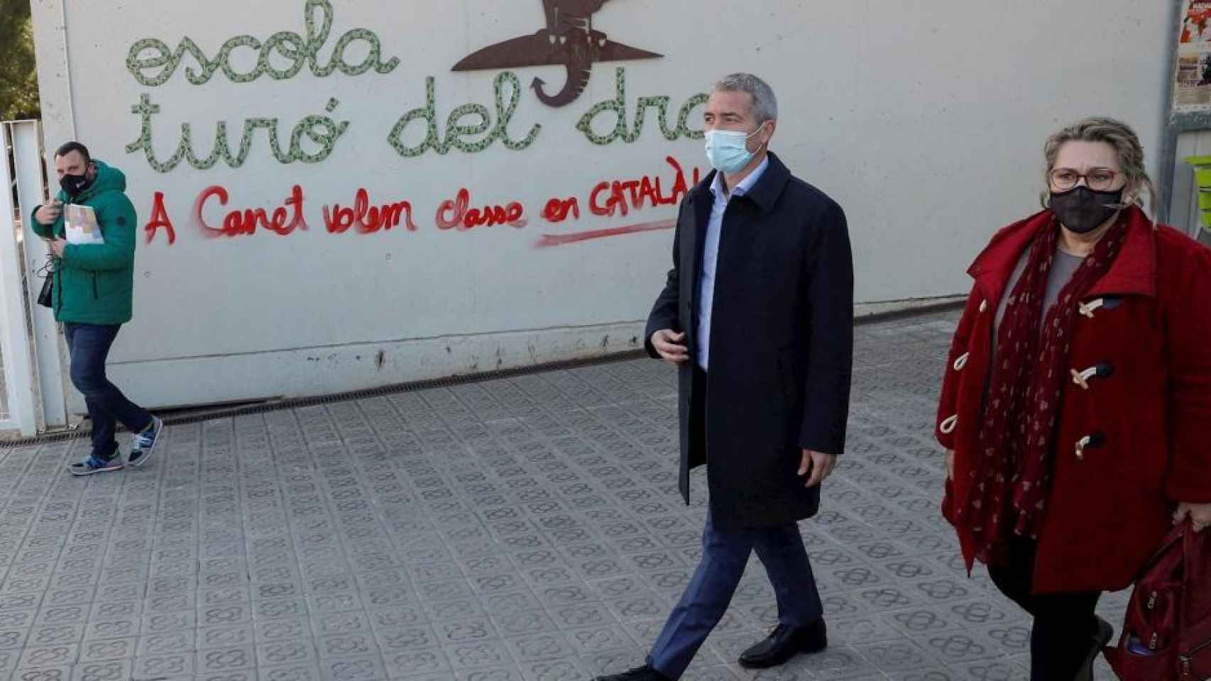 El 'conseller' de Educación de la Generalitat, Josep Gonzàlez Cambray, en  la escuela de Canet de Mar.