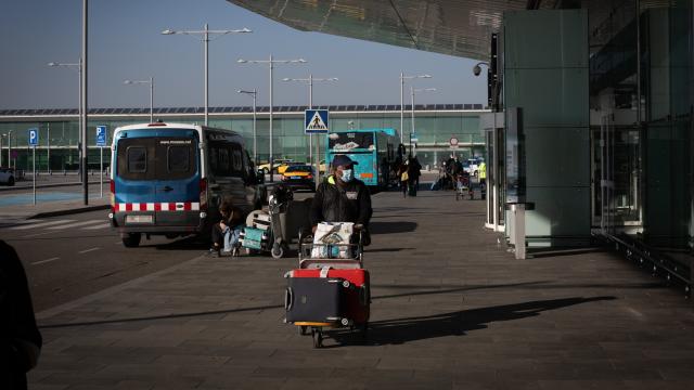 Un pasajero en las inmediaciones del aeropuerto de El Prat, en Barcelona.