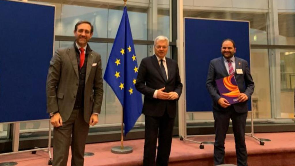 El eurodiputado José Ramón Bauzá (Cs); el comisario de Justicia Didier Reynders, y Fernando Sánchez Costa (SCC).