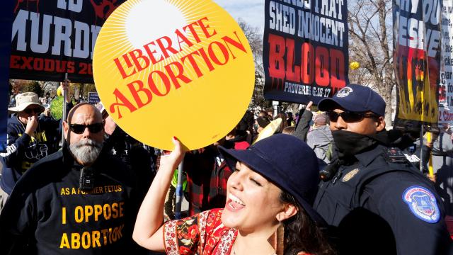 Manifestantes pro-elección y antiaborto se mezclan durante unas protestas frente a la Corte Suprema en Washington.