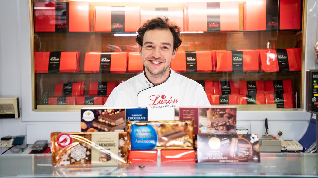 Los cinco turrones de chocolate con almendras probados por Antonio Palomo, maestro artesano de la pastelería Luzón.