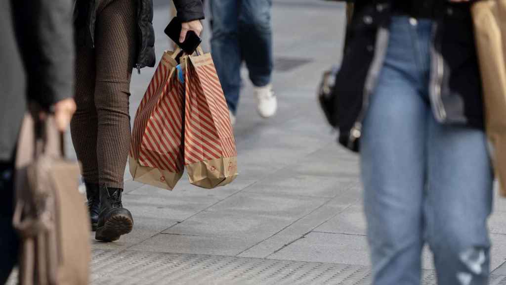 Foto de archivo de una persona de compras.