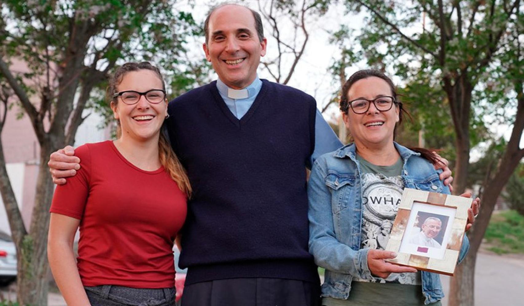 Los protagonistas del milagro atribuido a Juan Pablo I. A la izquierda, la entonces niña Candela. A la derecha, su madre, con una fotografía del papa Juan Pablo I.