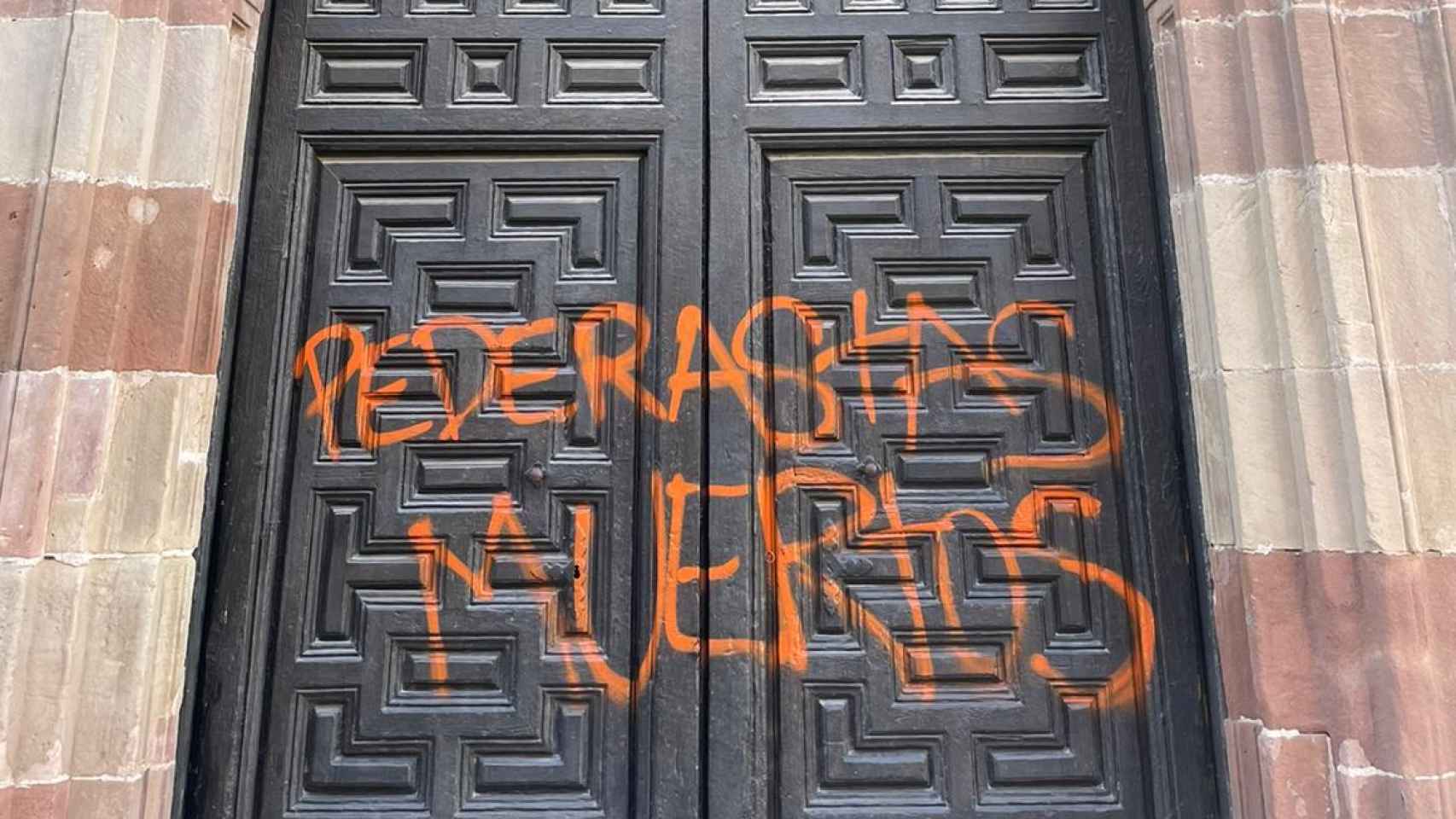 Pintada en la puerta de la Iglesia de San Felipe Neri, en Málaga.