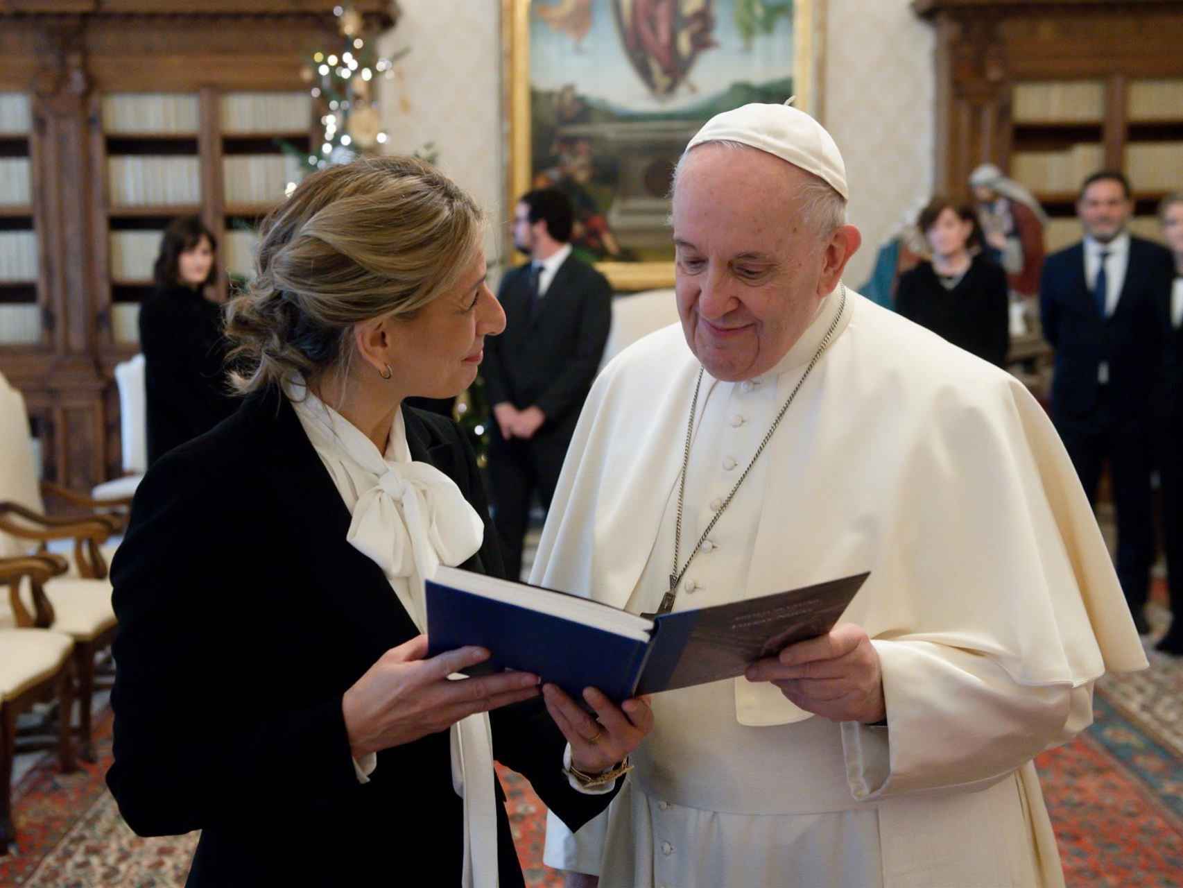 La ministra de Trabajo, Yolanda Díaz, le regala al Papa Francisco un ejemplar de 'Follas novas'.