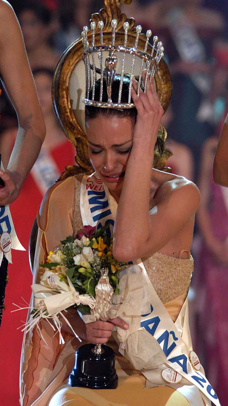 Eva González recibiendo la corona de Miss España 2003.