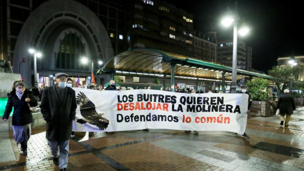 Los manifestantes portaban una gran pancarta durante la protesta