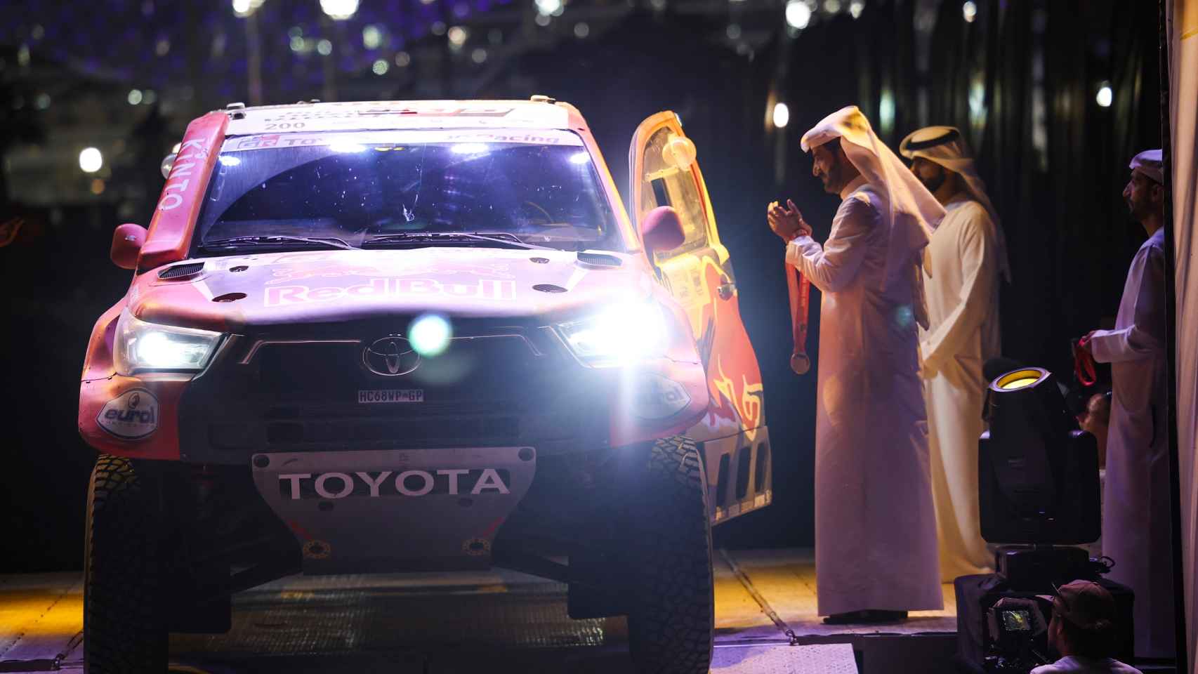 El Toyota de Nasser Al-Attiyah junto a los jeques de Abu Dhabi