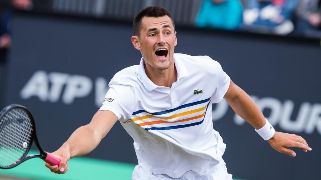 Bernard Tomic intenta llegar forzado a una bola