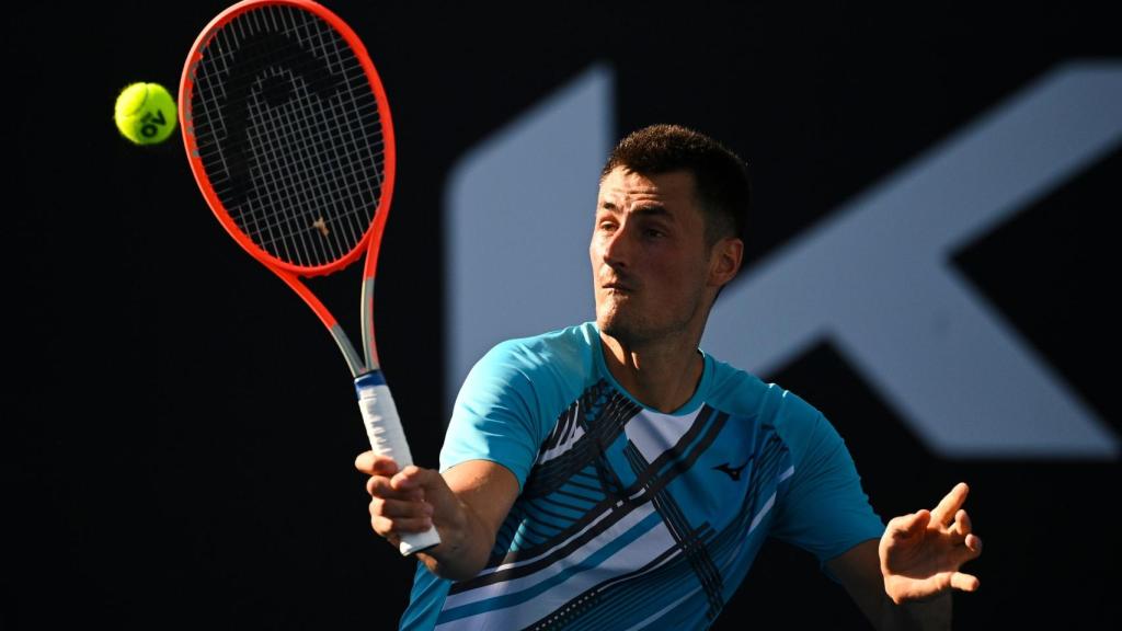 Bernard Tomic intenta bloquear una bola tras un saque