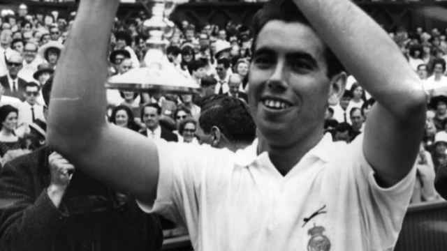 Manolo Santana con el trofeo de Wimbledon y el escudo del Real Madrid