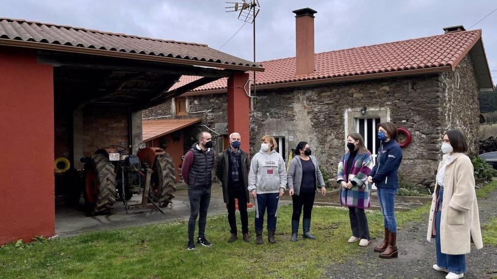 La conselleira de Medio Ambiente, Territorio e Vivenda, Ángeles Vázquez, visita una de las viviendas rehabilitadas con ayudas del ARI de los Caminos de Santiago en Boimorto