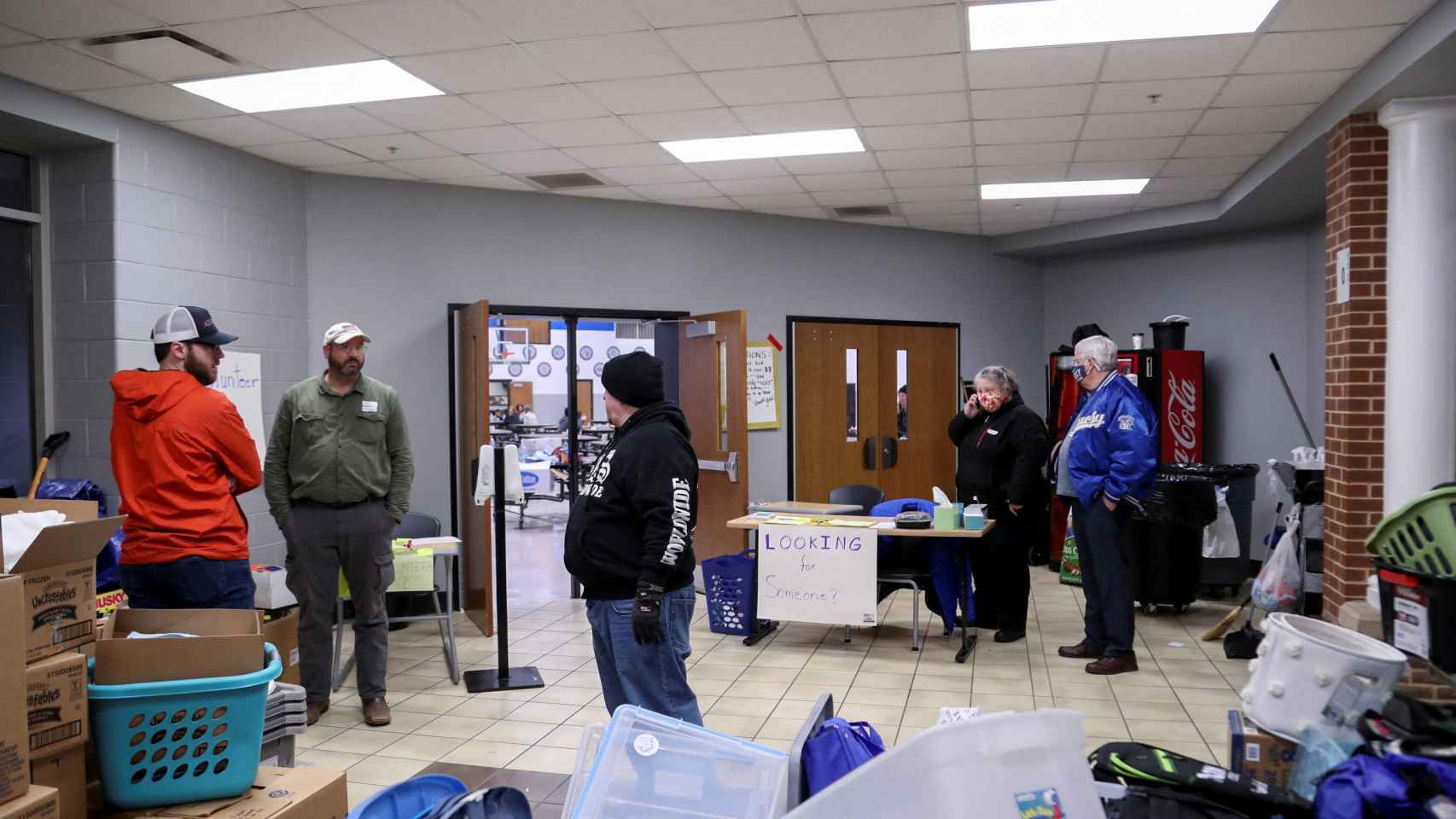Varios voluntarios para ayudar a las víctimas en un centro de Bowling Green, Kentucky.