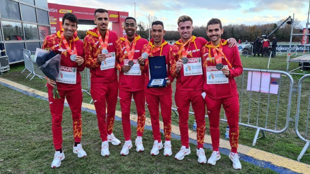 El equipo masculino español absoluto de campo a través, con la medalla de plata.