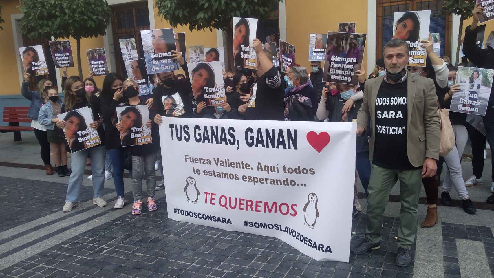 Un pancarta de apoyo a Sara desplegada, este domingo, en la plaza del Ayuntamiento de Alcantarilla.