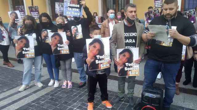 Rubén, hermano de Sara, sujetando el manifiesto que ha leído en la concentración celebrada este domingo en la plaza del Ayuntamiento de Alcantarilla.