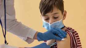 Vacunación a un niño, en imagen de archivo.
