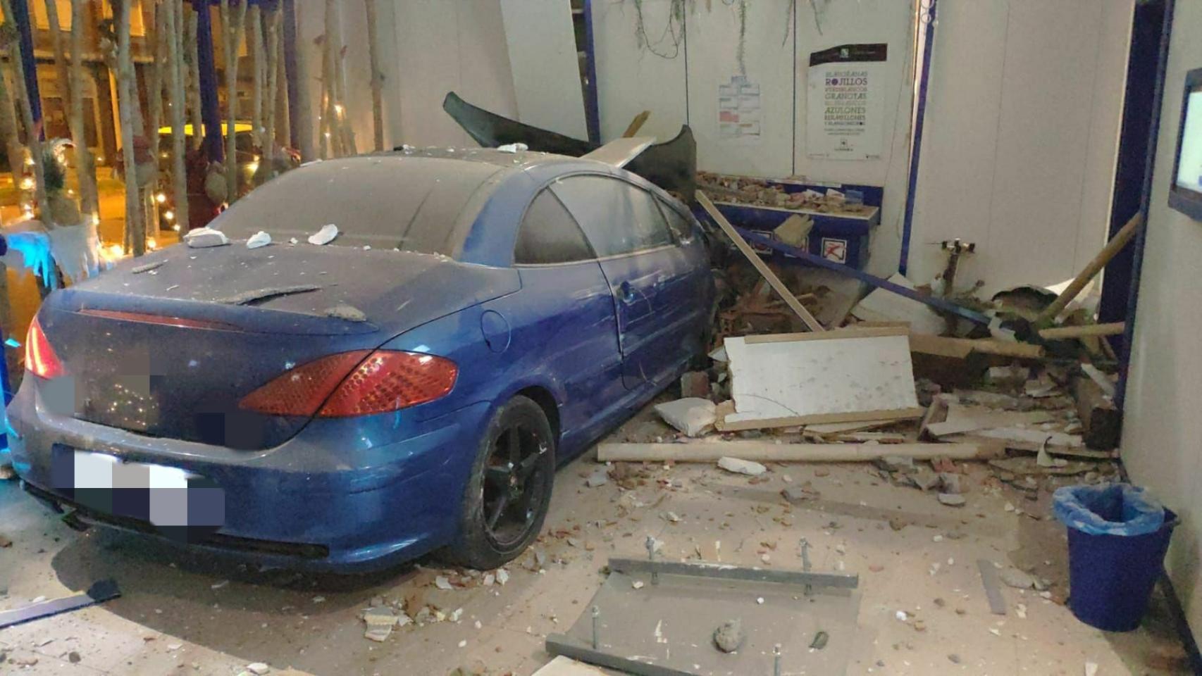 Coche empotrado en el interior de la administración de lotería