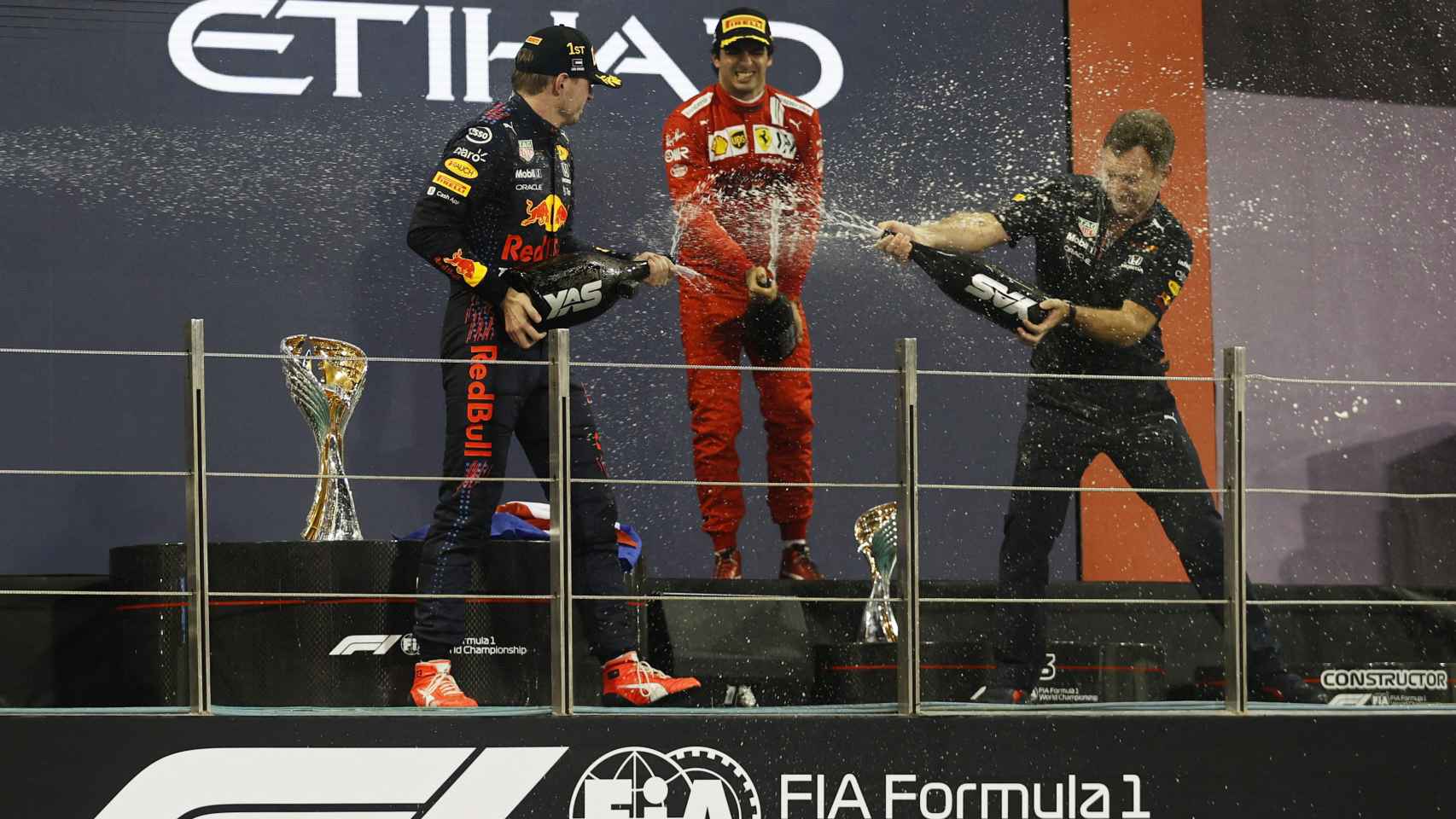 Carlos Sainz junto a Max Verstappen en el podio de Abu Dhabi