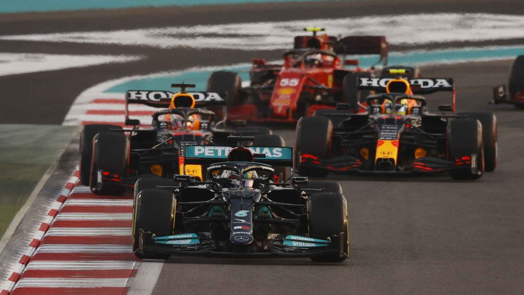 Hamilton liderando el Gran Premio de Abu Dhabi