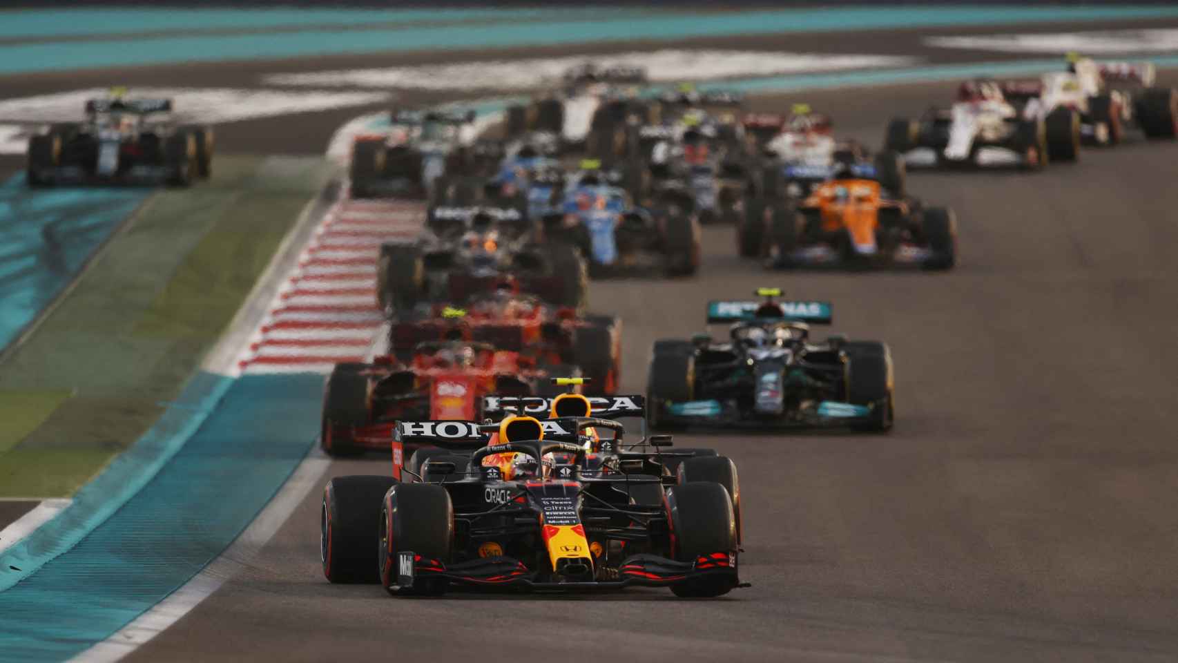 Verstappen liderando la carrera de Abu Dhabi