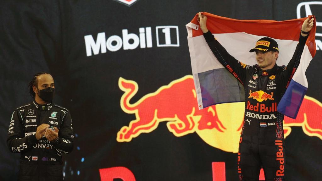 Lewis Hamilton y Max Verstappen, en el podio del Gran Premio de Abu Dhabi de 2021.