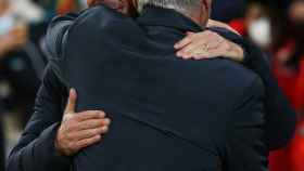 Diego 'Cholo' Simeone abraza a Carlo Ancelotti antes del inicio del Real Madrid - Atlético de Madrid