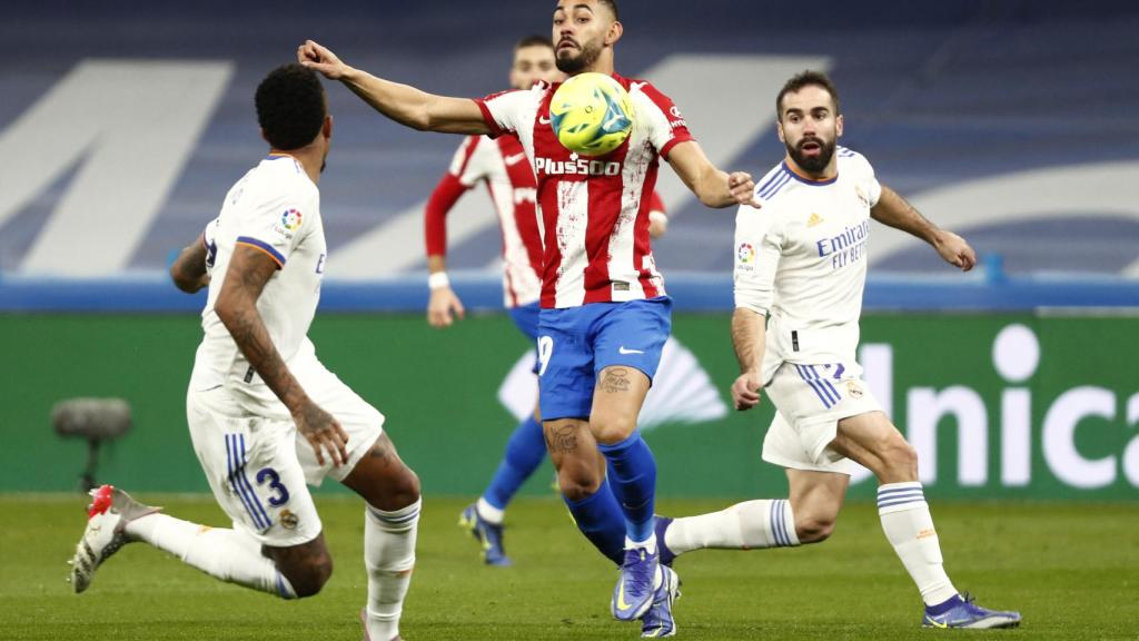 Matheus Cunha controla un balón con el pecho presionado por Eder Militao y Dani Carvajal