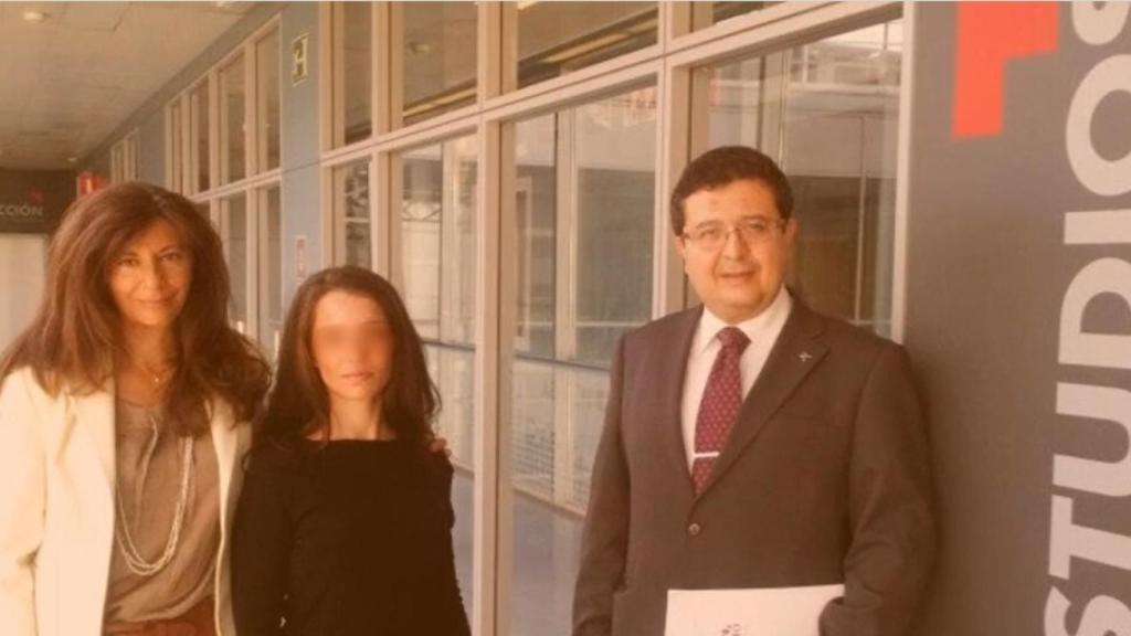 La presidenta de la Fundación Filia, Lucía del Prado, junto al juez y exdiputado de Vox Francisco Serrano.