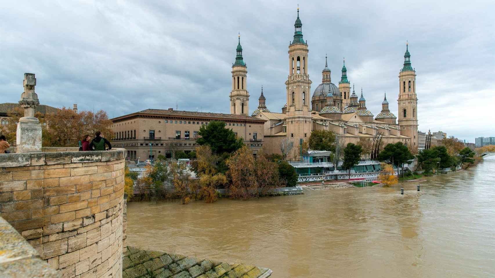 Vista de la crecida del río Ebro a su paso ante la Basílica del Pilar de Zaragoza.