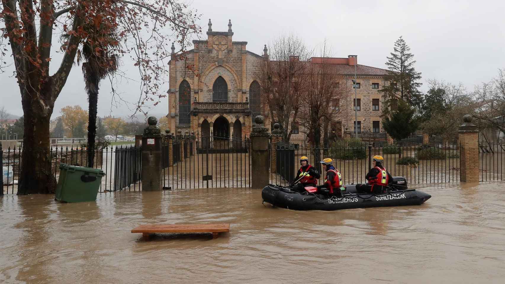alles inundadas en los alrededores del puente de la Magdalena por el desbordamiento del río Arga en Pamplona.