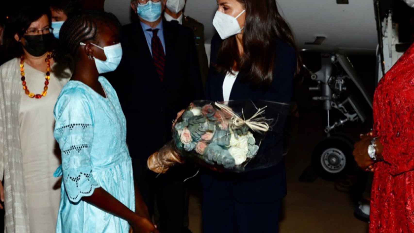 La Reina ha recibido un precioso ramo de flores de manos de una niña senegalesa.