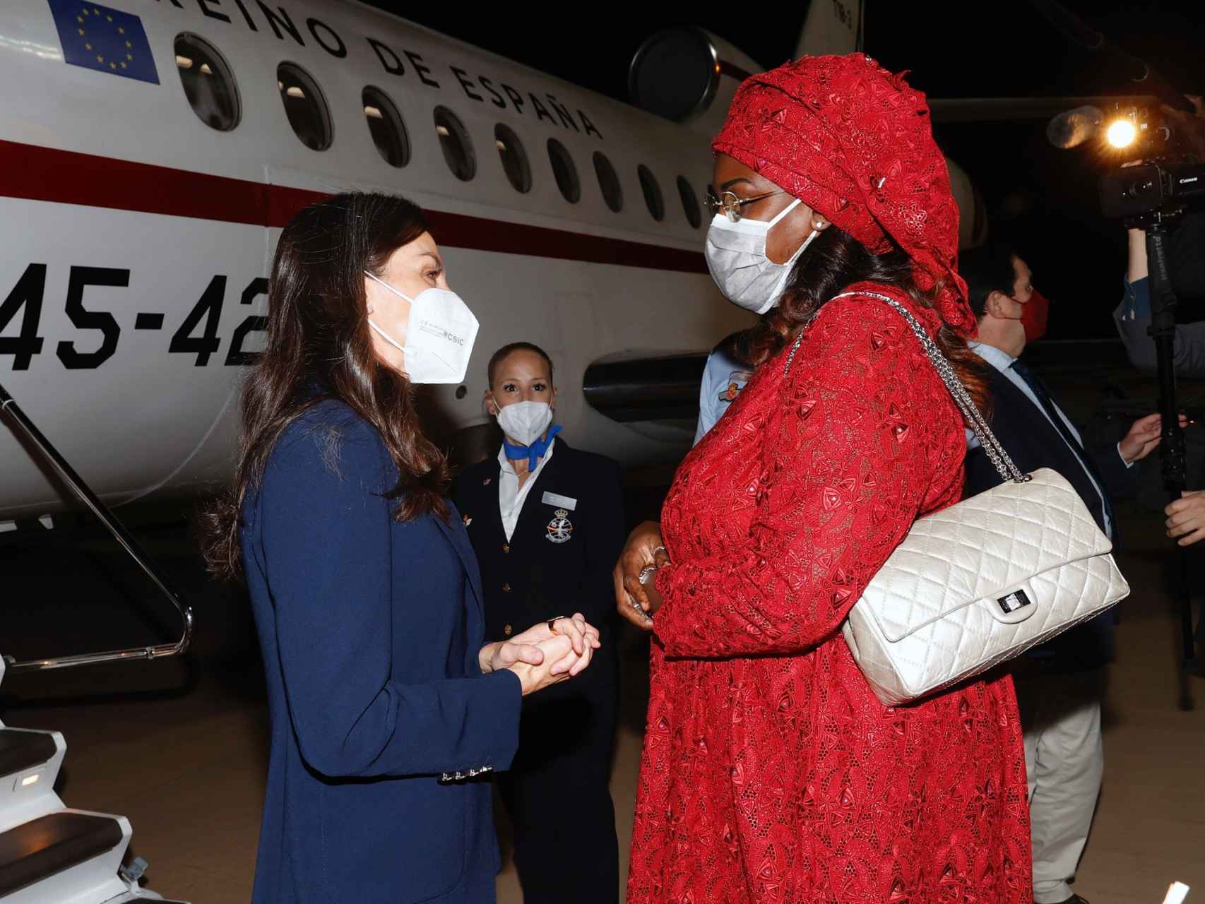 La reina Letizia junto a la primera dama de Senegal, que luce bolso 2.55 de Chanel.