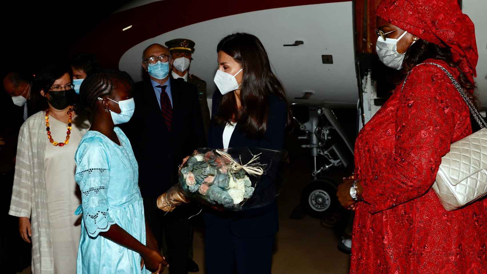 Durante la recepción, una niña de 12 años, la alumna con mejores notas en la periferia de Dakar, entregó un ramo de flores a la reina Letizia.