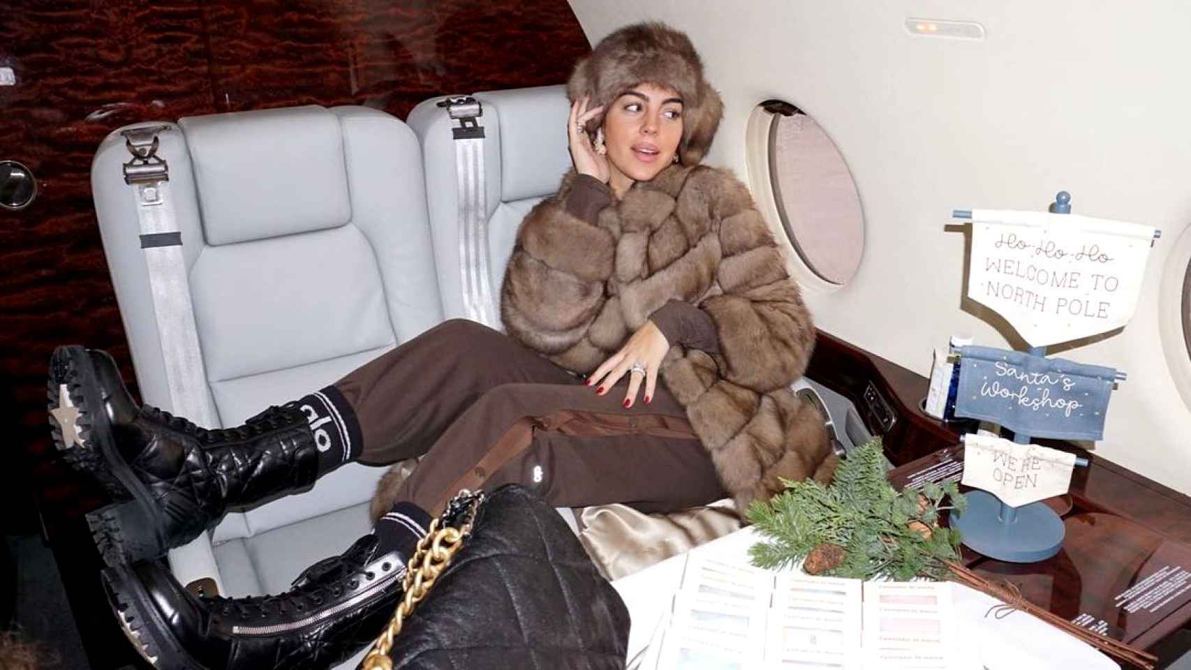 Georgina, en el jet privado camino a Laponia.