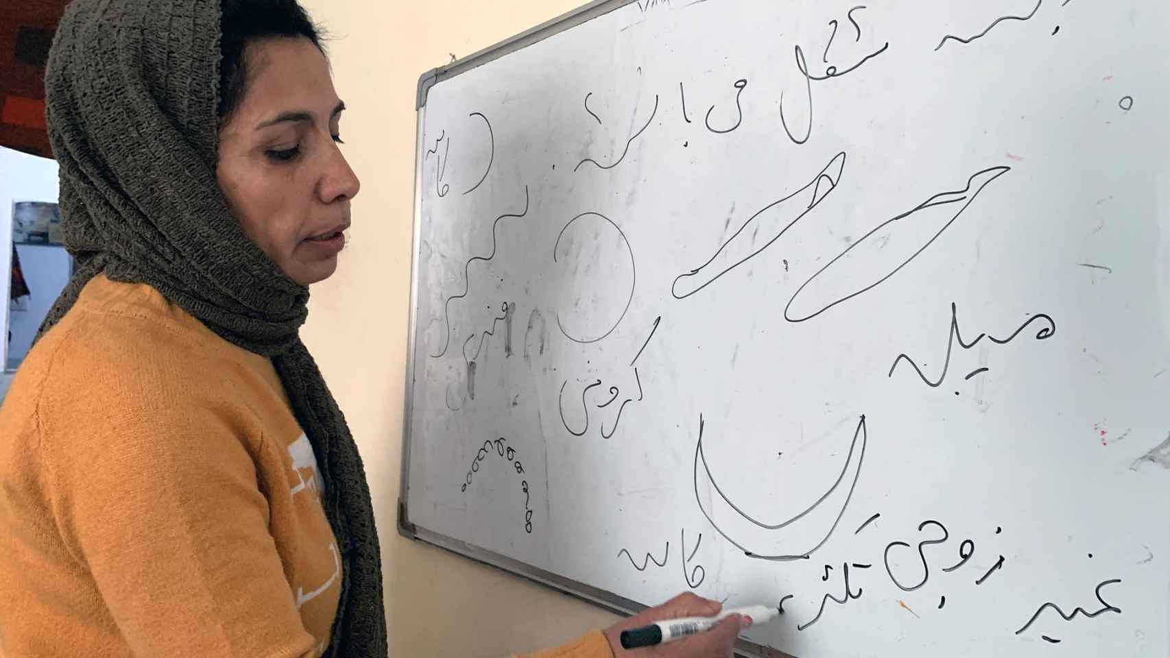 La maestra Karima Kohistani decidió habilitar una habitación de su casa en un barrio de Kabul para que las niñas de secundaria pudieran proseguir con su formación.