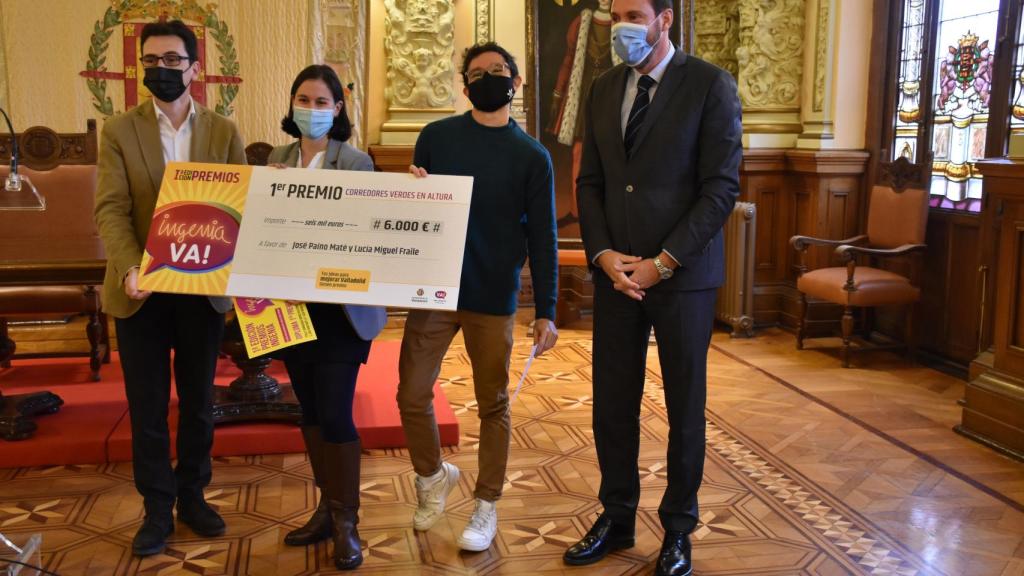 Oscar Puente y Pedro Herrero entregando el primer premio a José Paino y Lucía Miguel