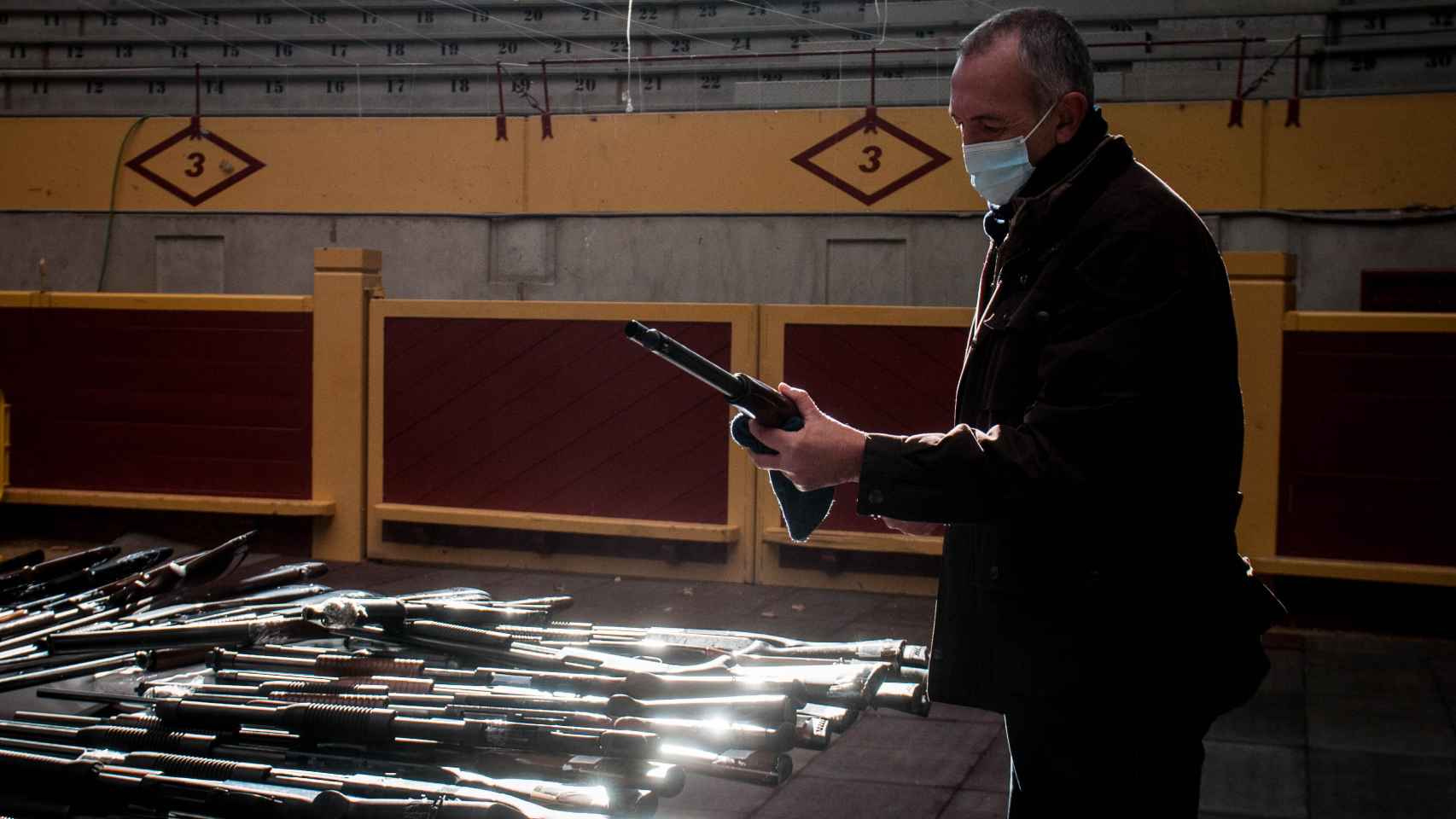 Emilio López observa una escopeta en la exposición de armas de la Guardia civil.