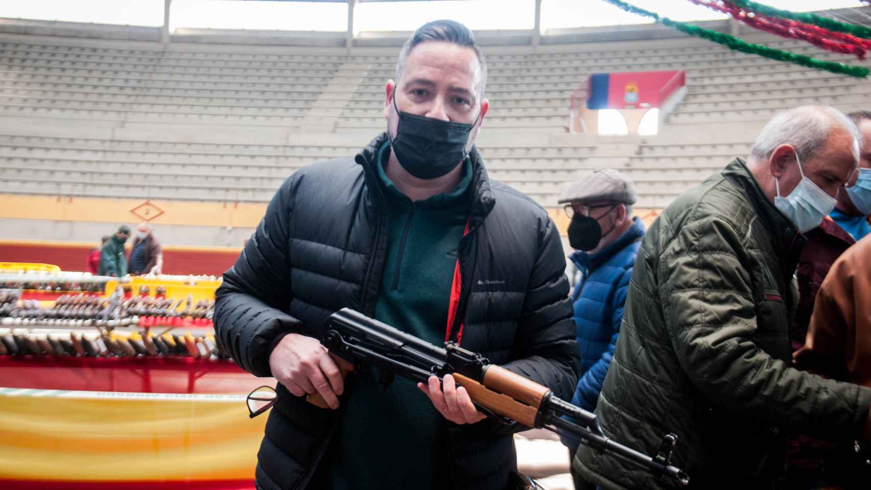 Juan Carlos sujeta el rifle AKM por el que pujará.
