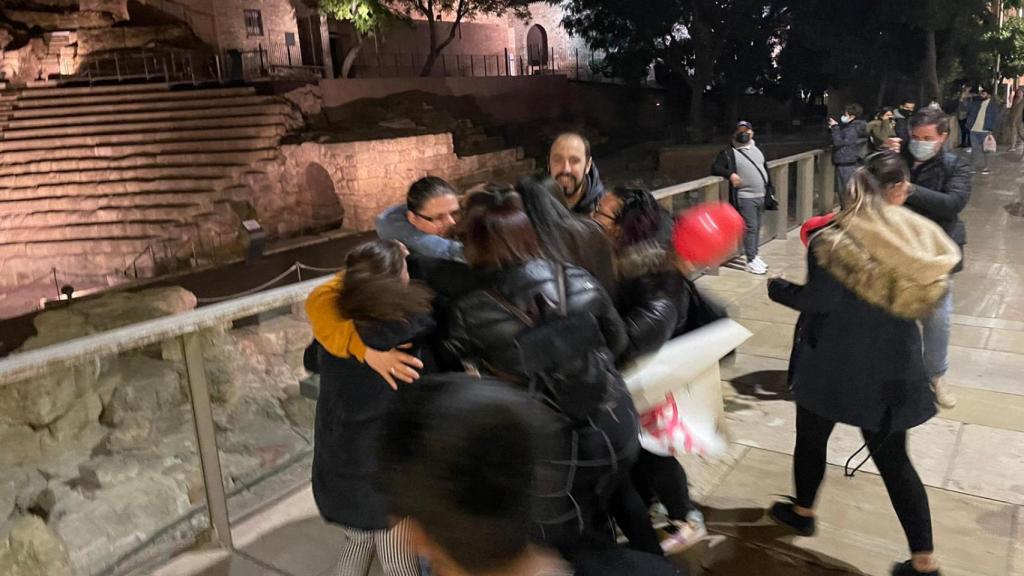 El abrazo colectivo tras la pedida.