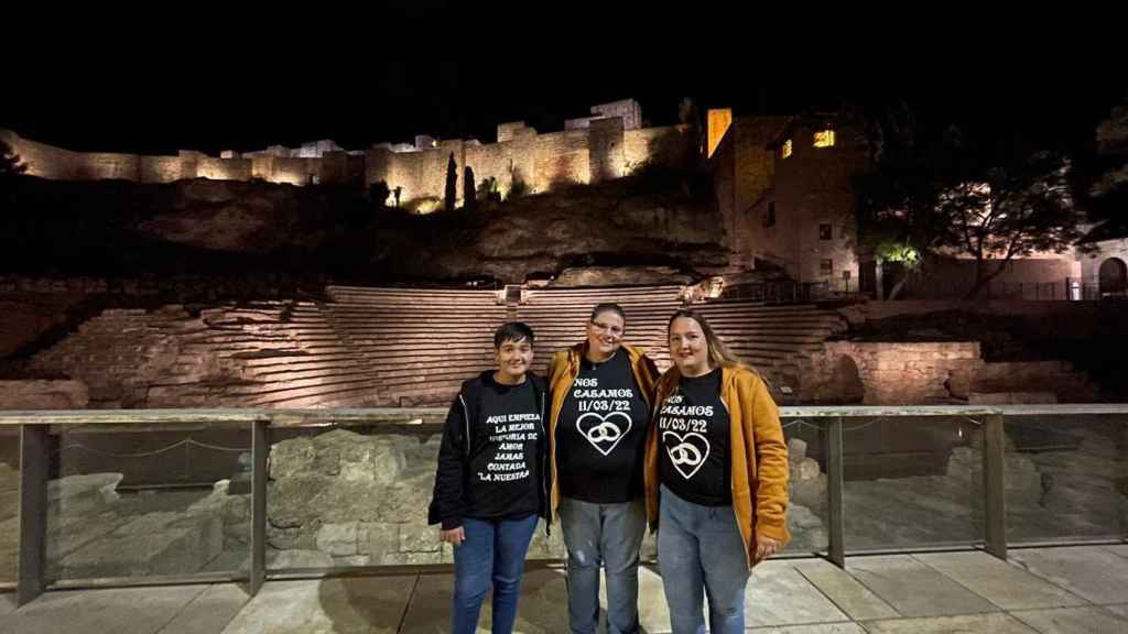 La pareja con sus camisetas de la preboda.