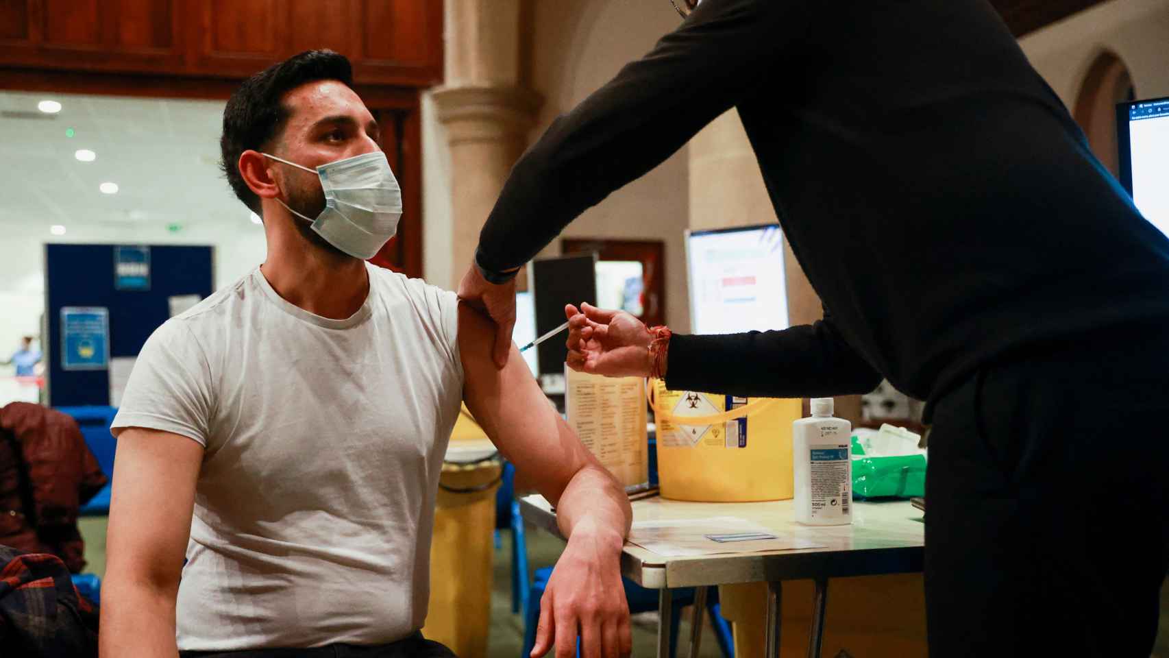 Un hombre recibe la vacuna contra la Covid este lunes 13 de diciembre  en Londres.