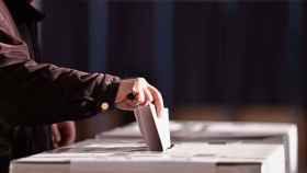 Un ciudadano vota en las elecciones.