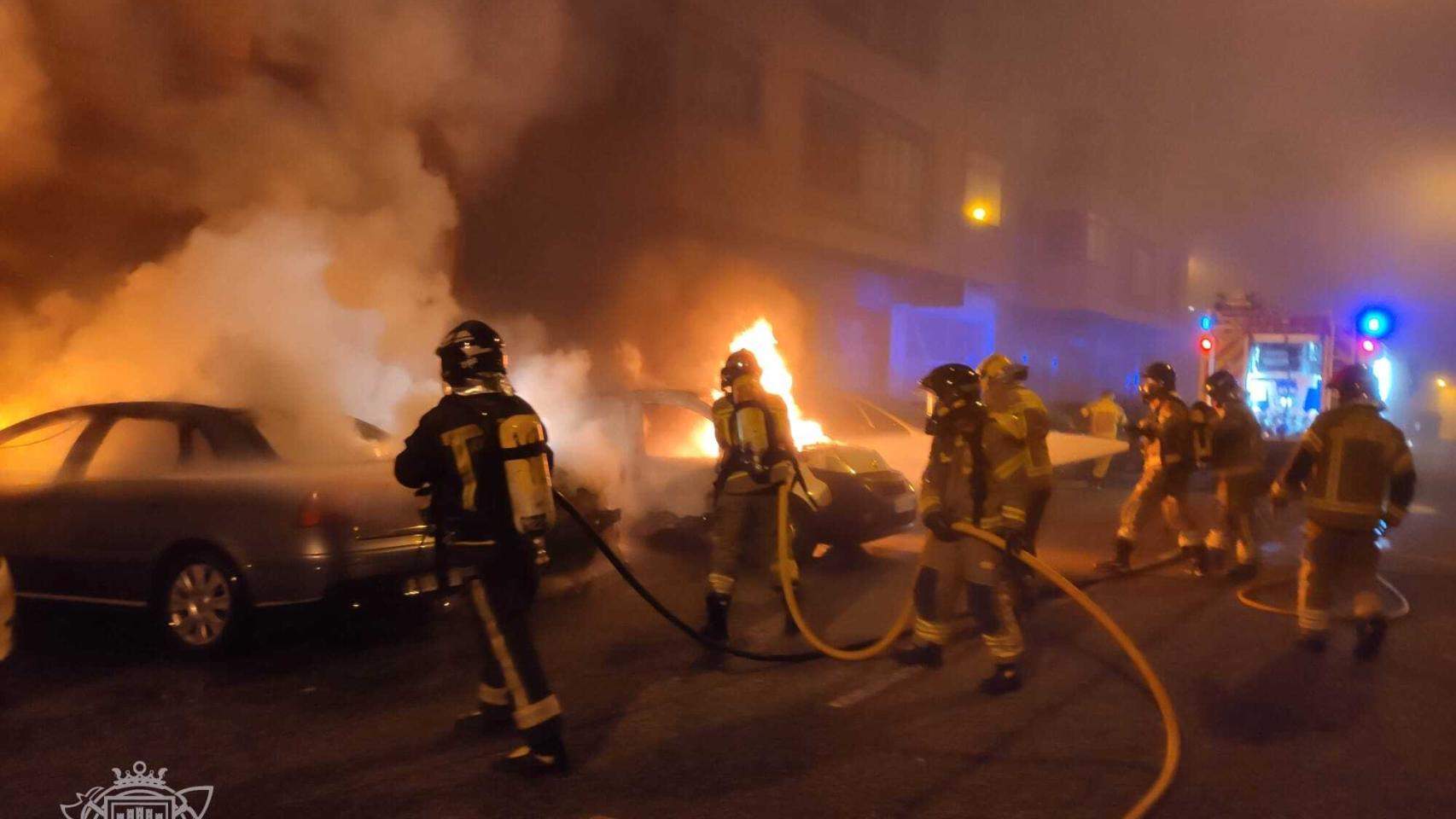Imagen de los bomberos sofocando el fuego / @BomberosBurgos